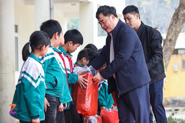 Hội Xuất bản trao quà 'Xuân yêu thương' tới học sinh khó khăn